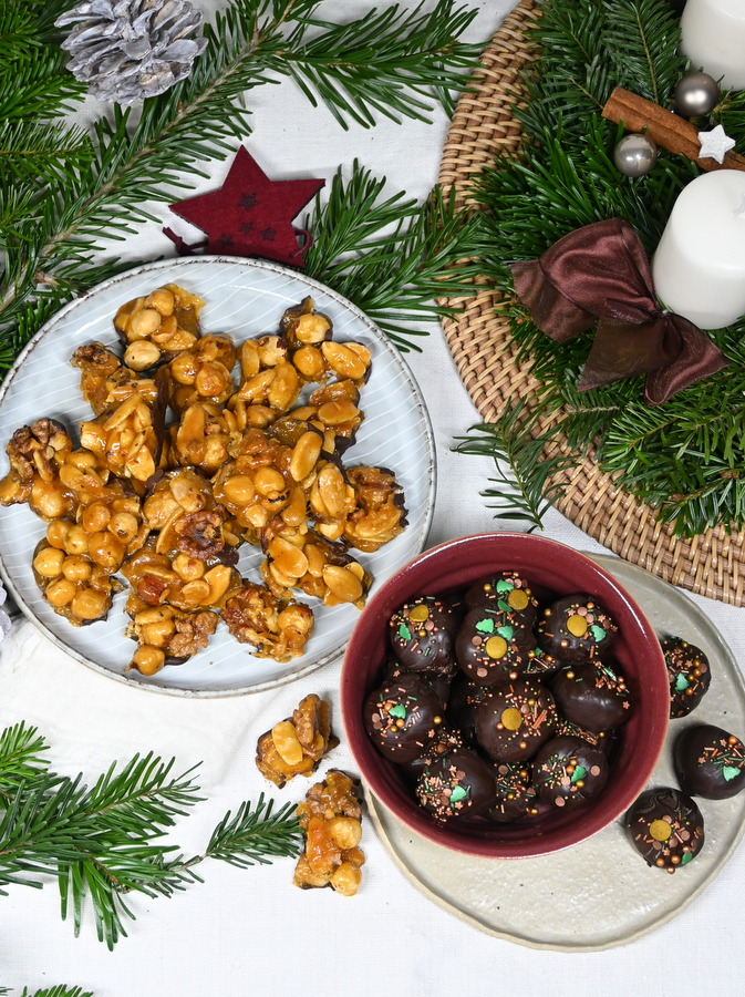 Oreo Kugeln und Knusperle, auf 2 Tellern, weihnachtlich dekoriert