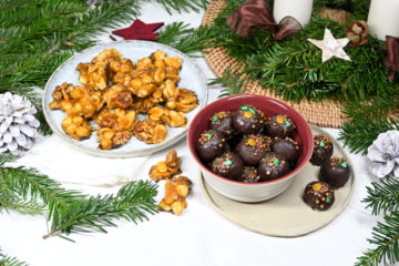 Oreo Kugeln und Knusperle, auf 2 Tellern, weihnachtlich dekoriert