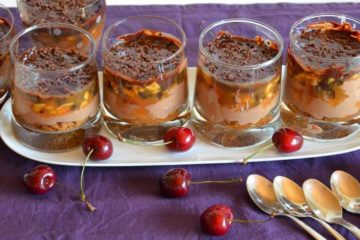 Erdnuss-Schokolade-Karamell-Dessert, 4 Gläser auf einer Porzellanpatte