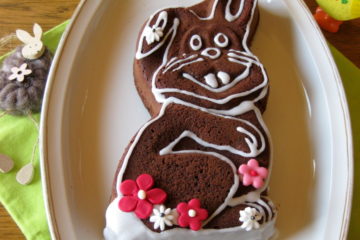 Schokoladen-Osterhase Mr. Rabbit, auf einer ovalen Porzellanplatte