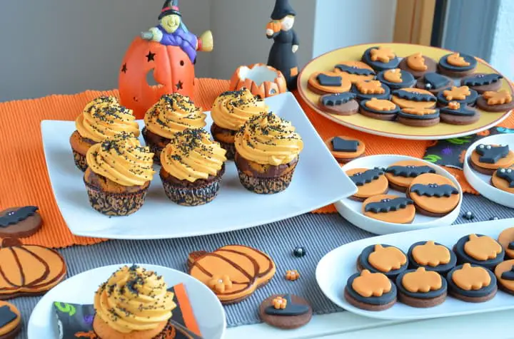 Marmorkuchen-Cupcakes und Halloween-Zuckerkekse mit Fondant, laktosefrei