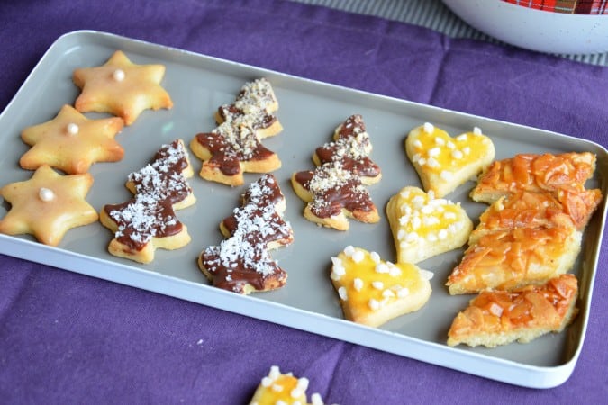 Ein Teig, 4 Keks-Sorten: Mandel-Karamell-Rauten, Sterne mit Zimtglasur, Schokobäumchen, Hagelzucker-Herzen, laktosefrei