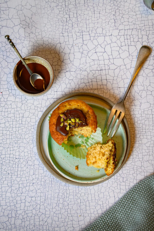Muffin mit Pistaziencreme, Gabel hat ein Stück abgetrennt, von oben