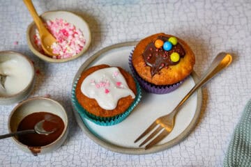 Muffins Grundrezept und Variationen: 2 unterschiedliche Muffins auf kleinem Teller