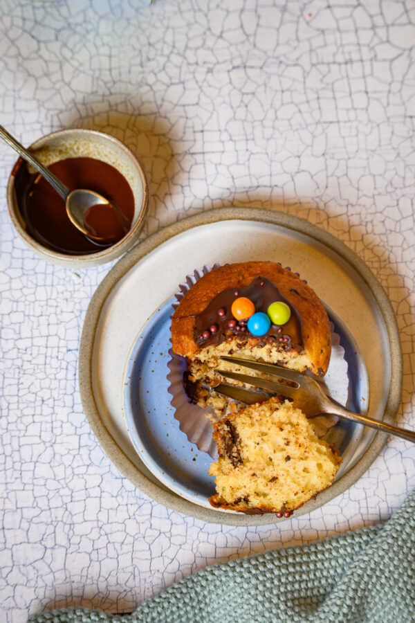 Muffin mit Schokostückchen, Gabel hat einen Teil abgetrennt, von oben