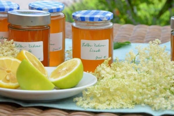 Holunderblüten-Gelee mit dem Saft aus Zitronen, Limetten und/oder ...