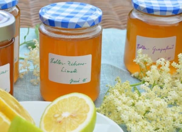 Holunderblüten-Gelee mit dem Saft aus Zitronen, Limetten und/oder ...