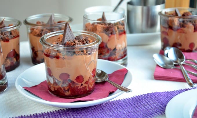 Schokolade-Weichsel-Dessert im Glas