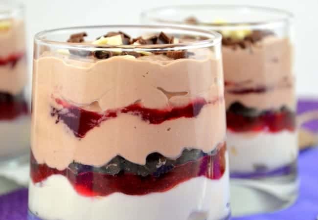 Schoko-Dessert im Glas mit Ribiselgelee und Oreos, Schichtdessert