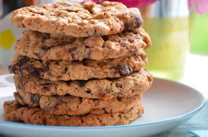EM-Cookies mit Haferflocken, Erdnüssen und dunkler Schokolade, laktosefrei
