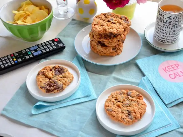 EM-Cookies mit Haferflocken, Schokolade und Erdnüssen