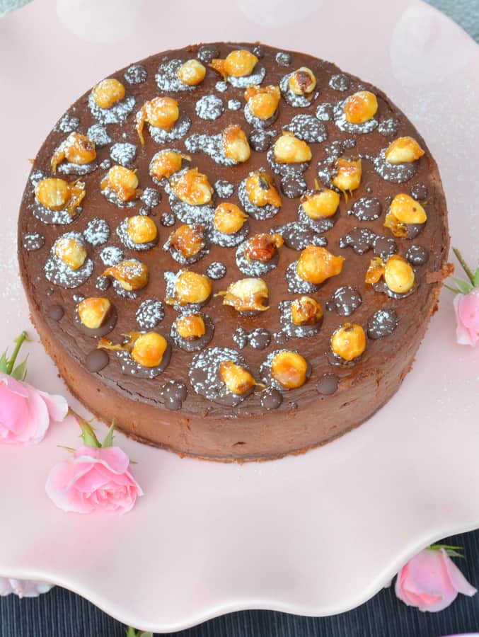 Chocolate Cheesecake mit karamellisierten Haselnüssen