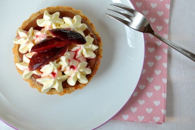 cheesecake-tartelettes-mit-kardamom-zwetschgen-6