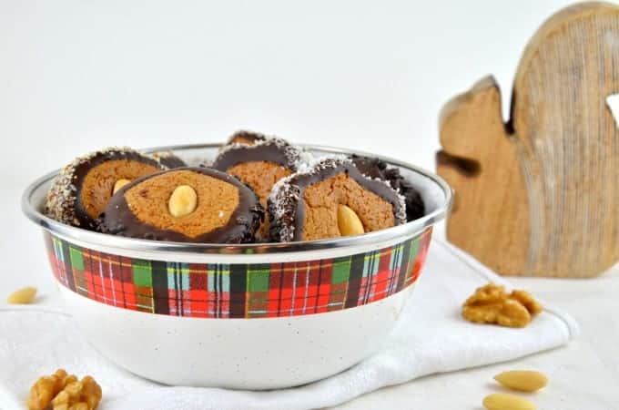 Gefüllte Honiglebkuchen in Schüssel Seitenansicht