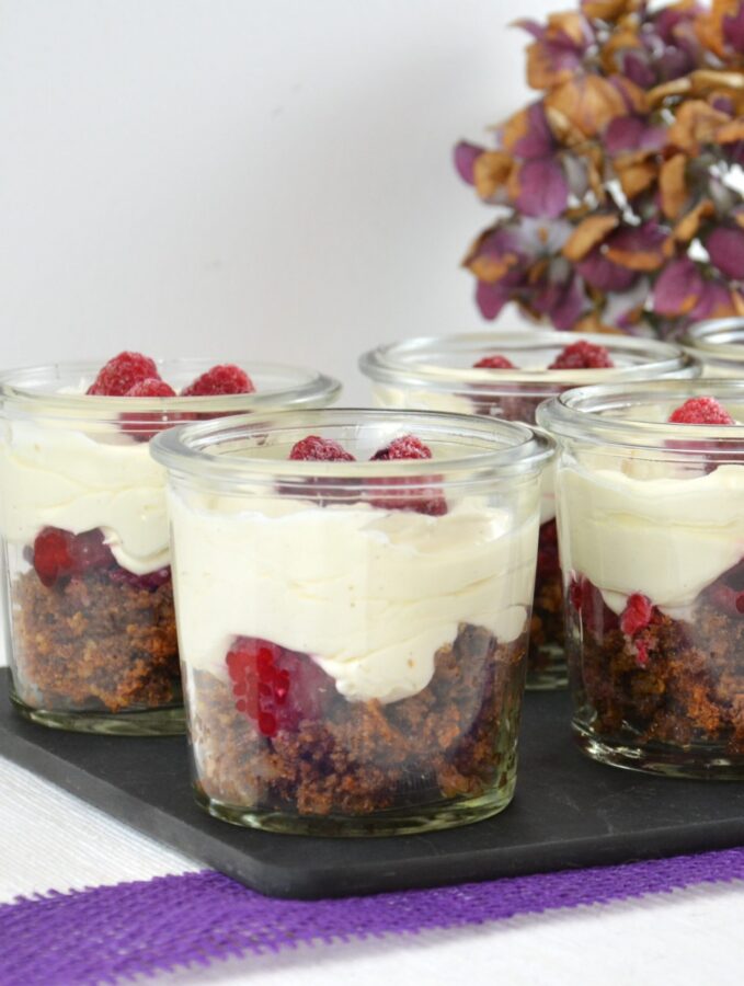 Mascarpone-Joghurt-Creme: Desserts im Glas mit Kuchenbröseln, Himbeeren und Creme