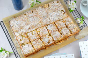 Rhabarber-Blechkuchen mit Kokosstreuseln