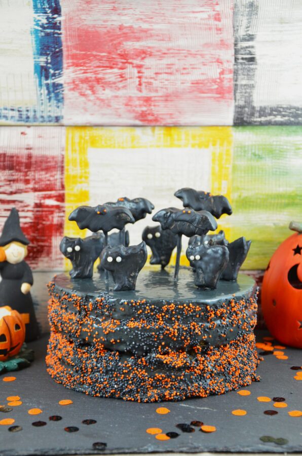 Halloween-Torte mit Katzen- und Fledermaus-Deko