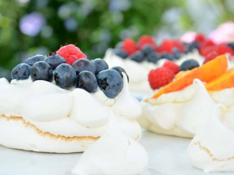 Baisertörtchen mit Mascarponecreme und Beeren, laktosefrei - Ich muss ... Baisertörtchen mit Mascarponecreme und Beeren, laktosefrei - Ich muss ...