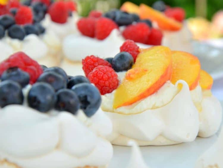 Baisertörtchen mit Mascarponecreme und Beeren, laktosefrei - Ich muss ... Baisertörtchen mit Mascarponecreme und Beeren, laktosefrei - Ich muss ...