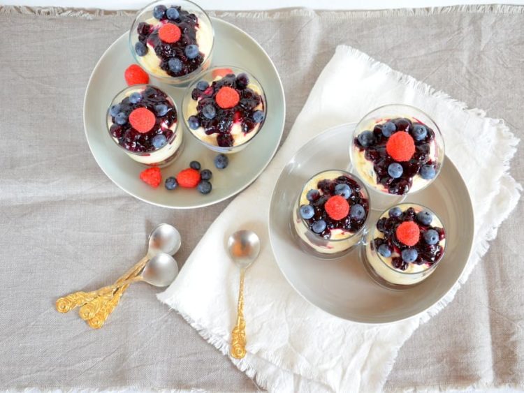 Beerentöpfchen mit Bayrischer Creme, laktosefrei - Ich muss backen