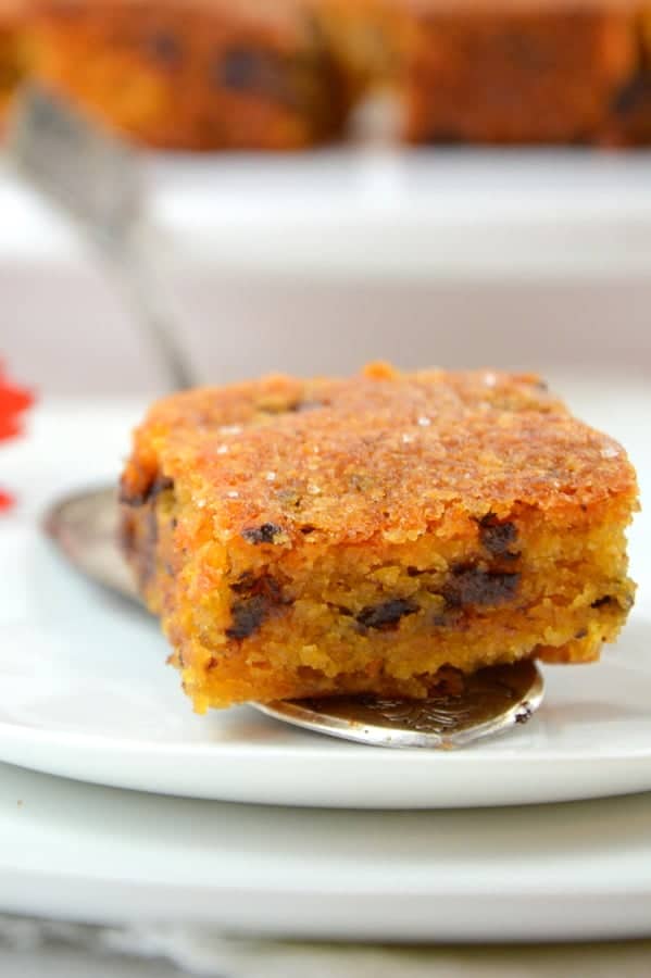 Salz-Karamell-Schoko-Brownies, laktosefrei: 1 Stück auf Tortenheber, von schräg vorne