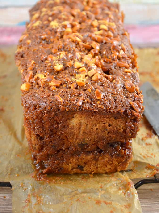 Bananenbrot mit Erdnüssen, Schokolade und Karamell