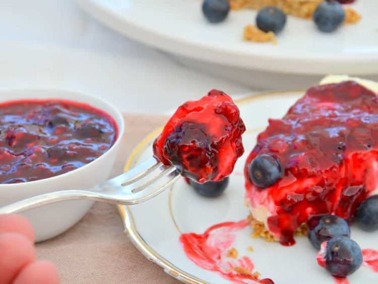 No-bake Cheesecake mit Beerentopping, laktosefrei - Ich muss backen