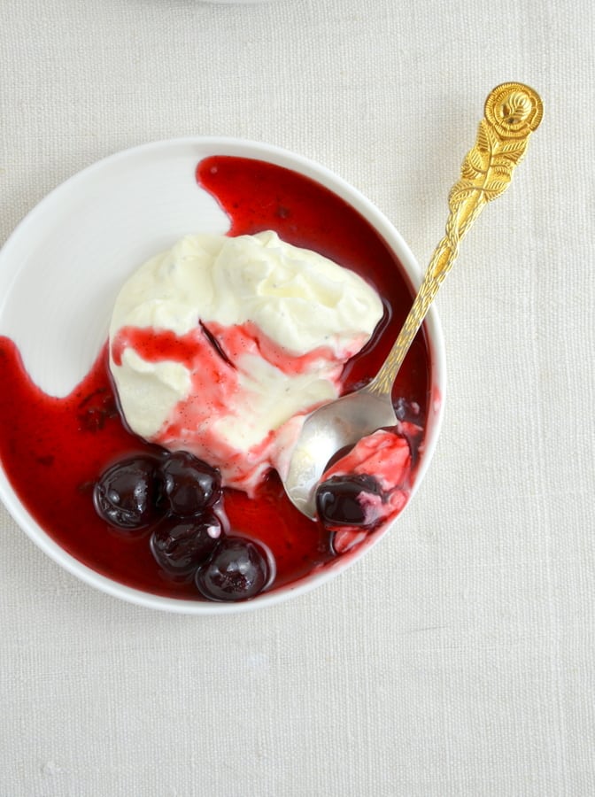 Joghurtfrischkäse-Creme mit Vanillekirschen