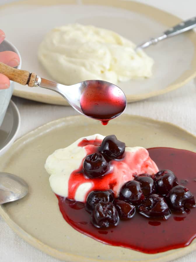 Joghurtfrischkäse-Creme mit Vanillekirschen
