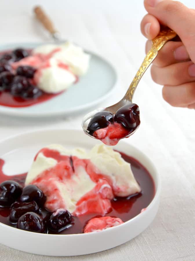Joghurtfrischkäse-Creme mit Vanillekirschen