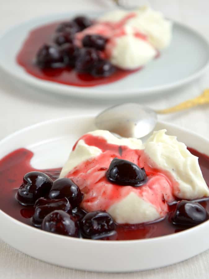 Joghurtfrischkäse-Creme mit Vanillekirschen