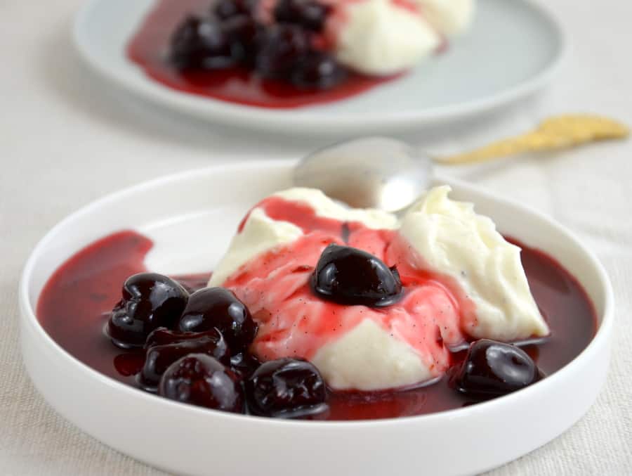 Joghurtfrischkäse-Creme mit Vanillekirschen