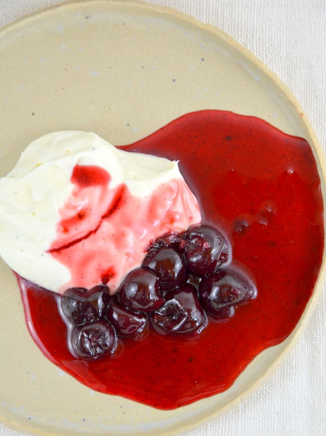 Joghurtfrischkäse-Creme mit Vanillekirschen