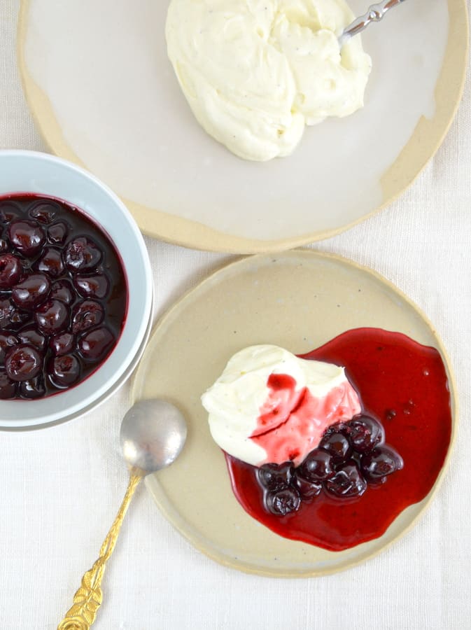 Joghurtfrischkäse-Creme mit Vanillekirschen