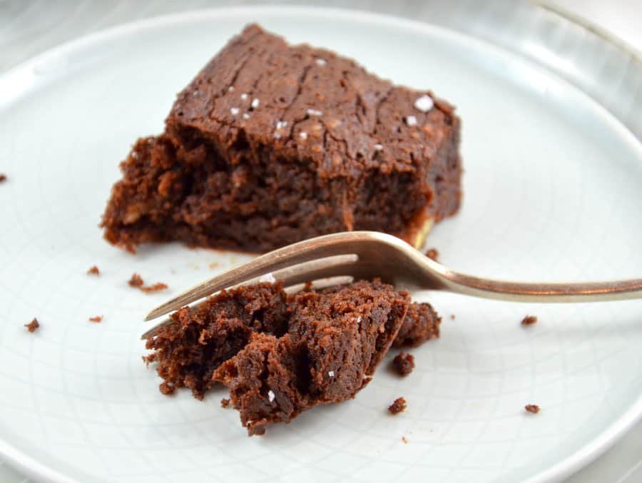 Brownies mit Pekannüssen und Meersalz, Gabel teilt ein Stück davon ab