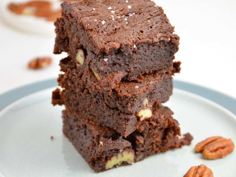 Brownies mit Pekannüssen und Meersalz, drei Stück gestapelt