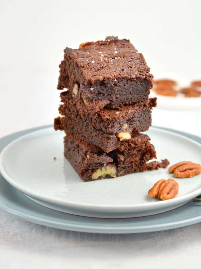 Brownies mit Pekannüssen und Meersalz, drei Stück gestapelt