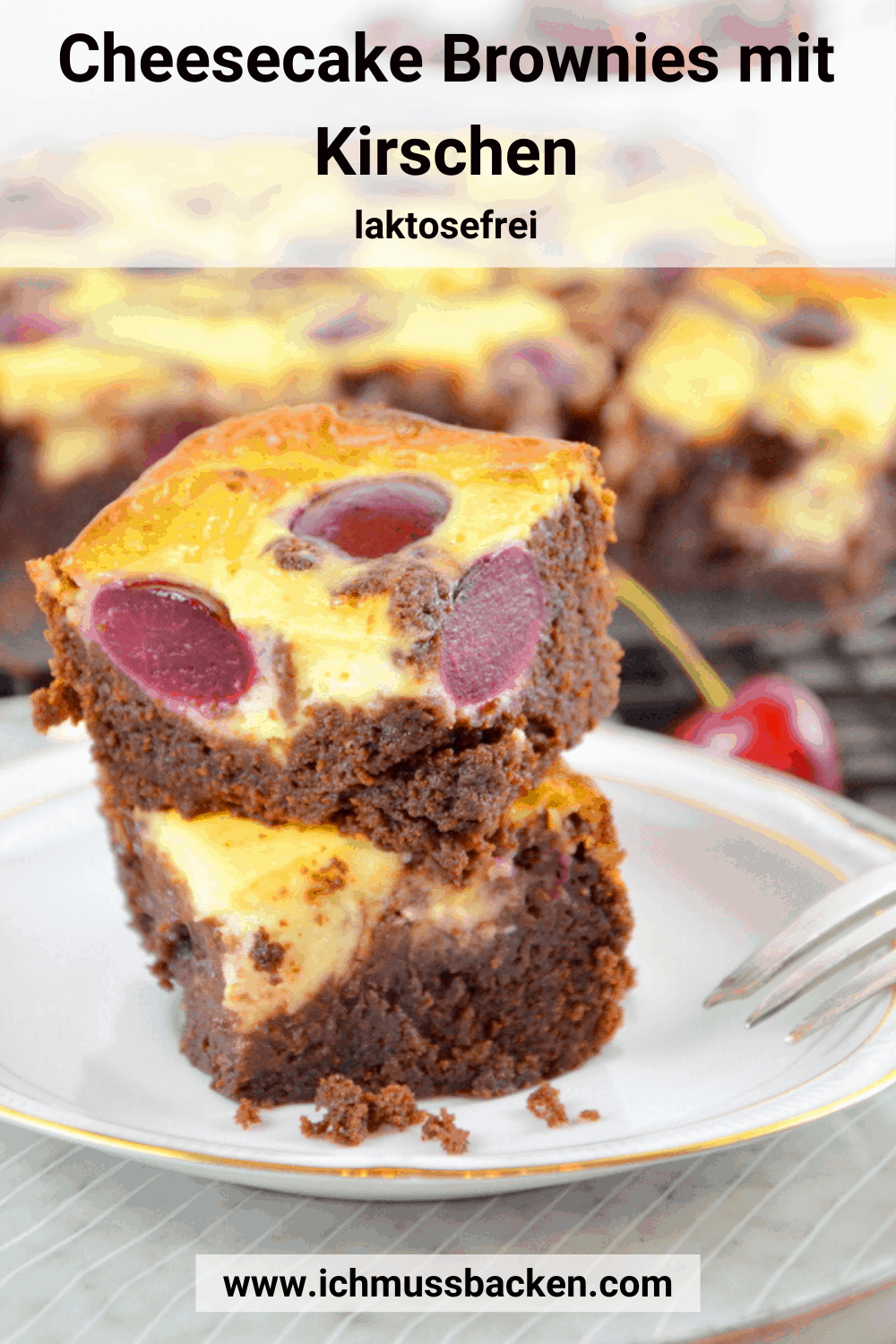 Cheesecake Brownies mit Kirschen, zwei Stück gestapelt auf Teller, weitere Brownies auf Kuchengitter im Hintergrund