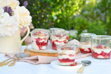 Ribisel-Mascarpone-Dessert im Glas: Viele Gläser auf einem Tisch im Garten