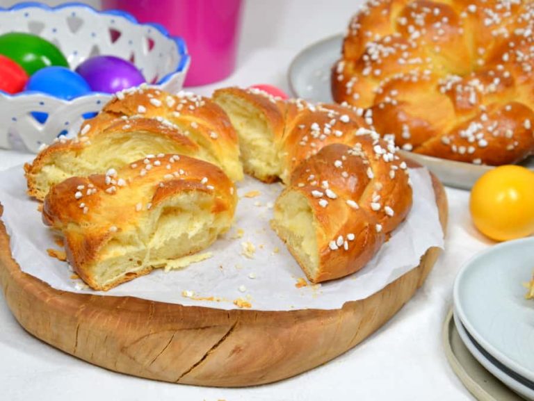 Kleine Osterkränze aus Hefeteig, laktosefrei - Ich muss backen