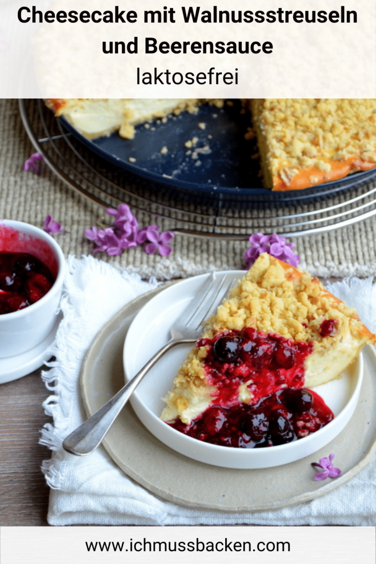 Cheesecake mit Walnussstreuseln und Beerensauce, laktosefrei - Ich muss ...