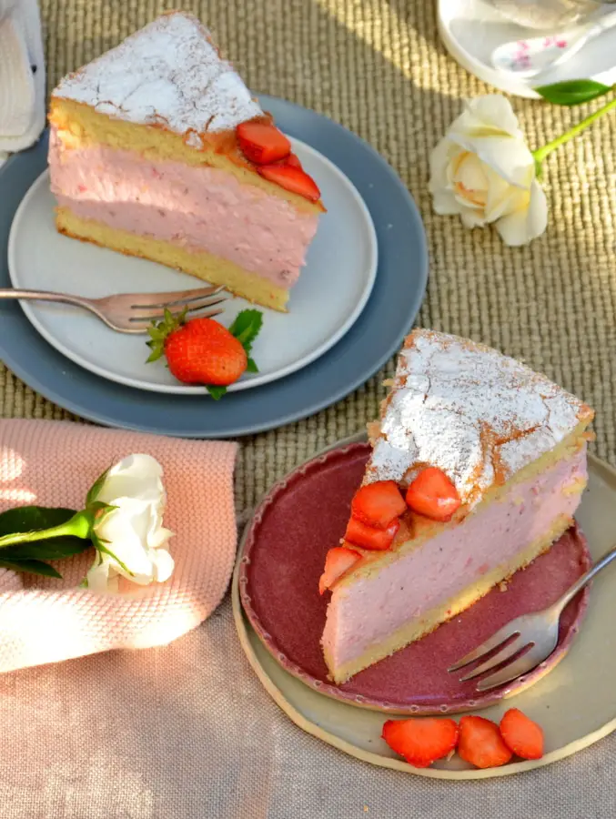 Erdbeer-Käsesahne-Torte, zwei Stück auf Tellern