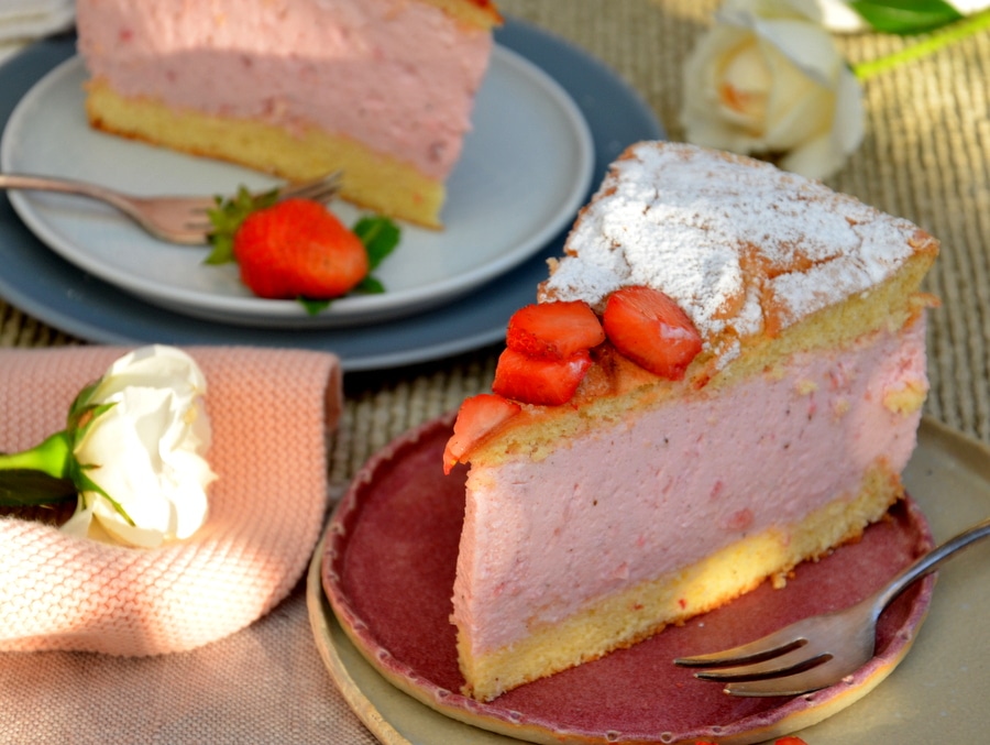 Erdbeer-Käsesahne-Torte, ein Stück auf Teller