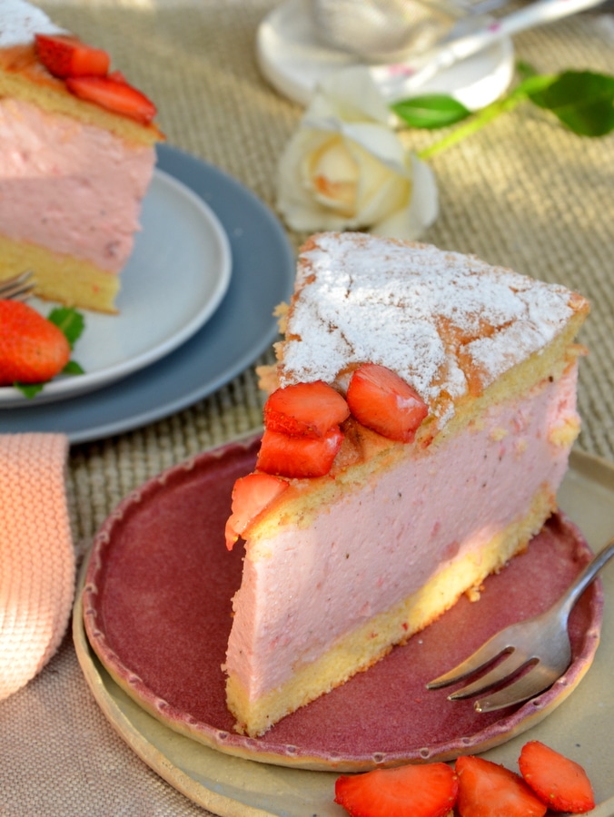 Erdbeer-Käsesahne-Torte, ein Stück auf Teller
