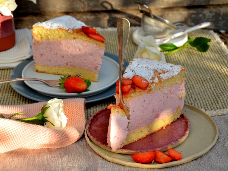 Erdbeer-Käsesahne-Torte, zwei Stück auf Tellern
