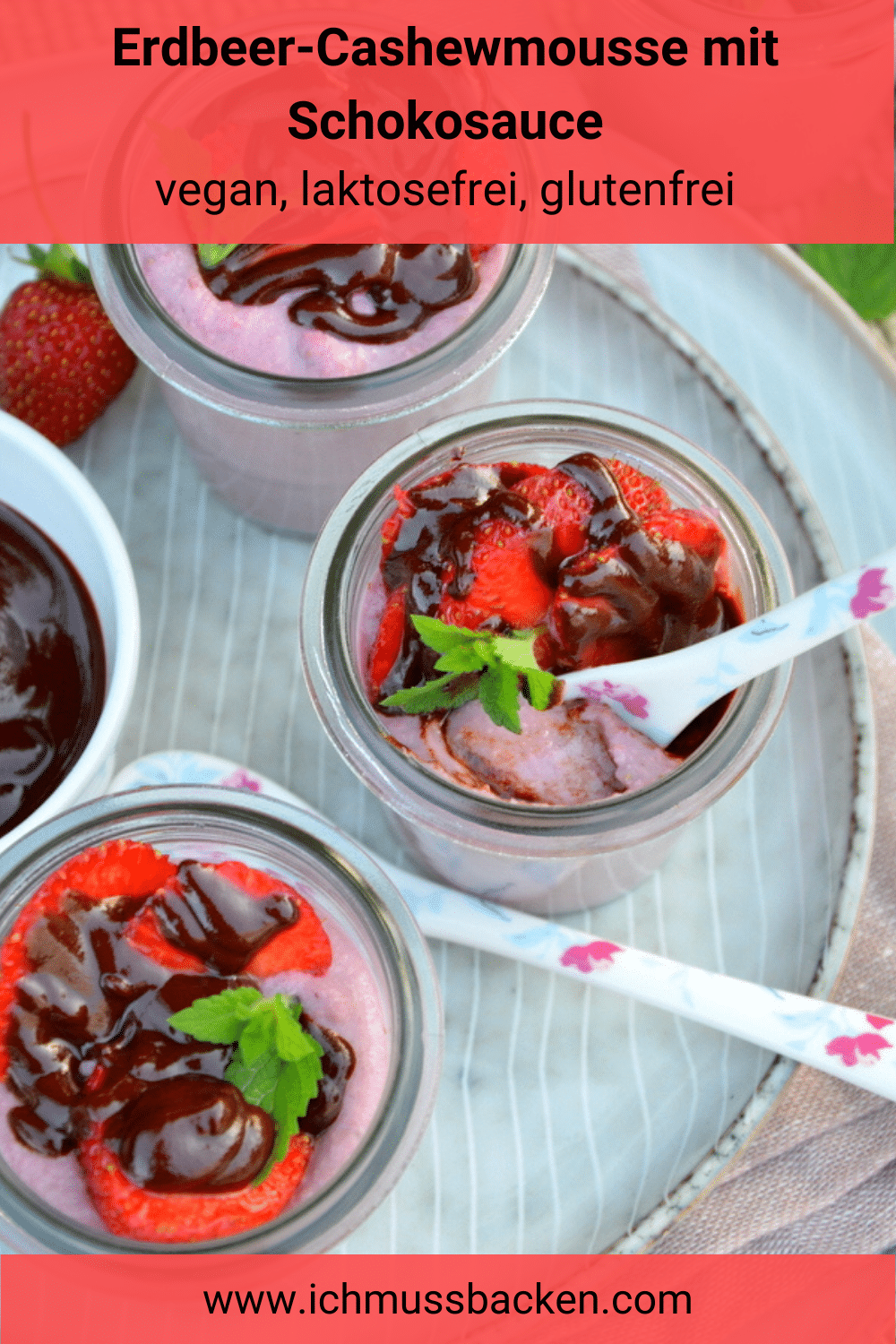 Erdbeer-Cashewmousse mit Schokosauce, vegan