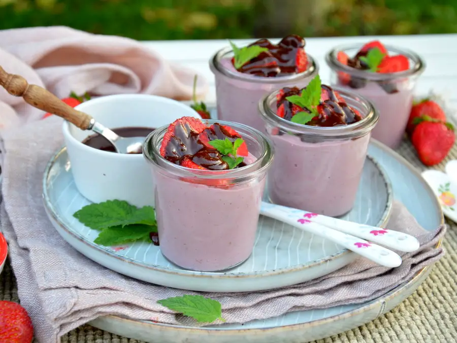 Vegane Erdbeer-Cashewmousse mit Schokosauce