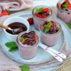 Vegane Erdbeer-Cashewmousse mit Schokosauce
