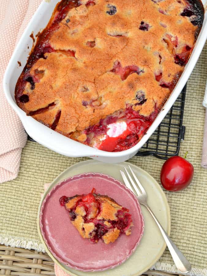 Friand mit roten Ringlotten und Brombeeren