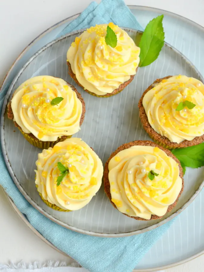Zitronen Cupcakes mit Mohnboden
